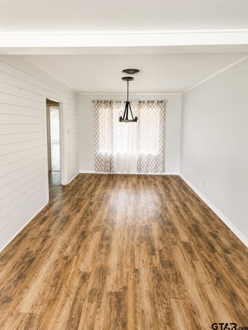 1611 N Pacific St, Mineola, TX 75773