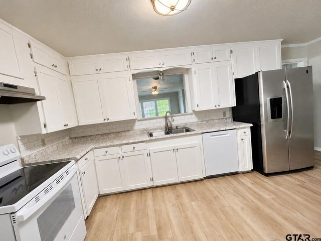 1611 N Pacific St, Mineola, TX 75773
