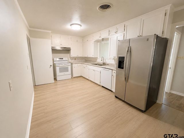 1611 N Pacific St, Mineola, TX 75773