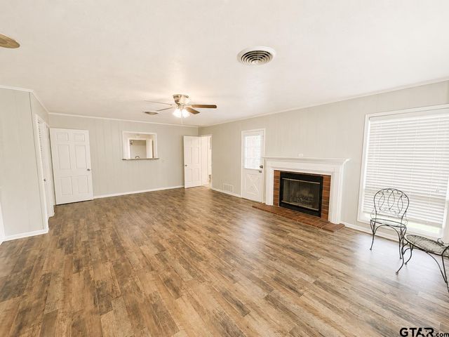 1611 N Pacific St, Mineola, TX 75773