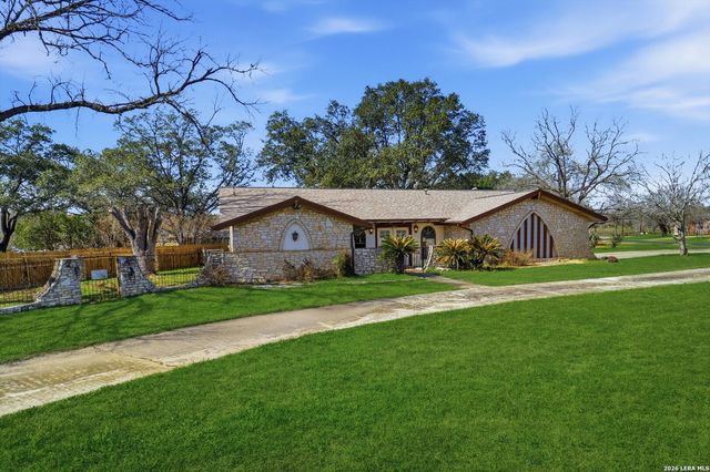 1407 HOSPITAL BLVD, Floresville, TX 78114