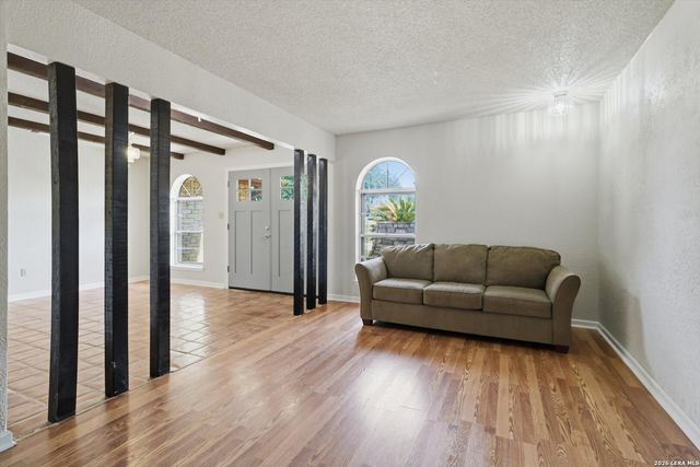 1407 HOSPITAL BLVD, Floresville, TX 78114