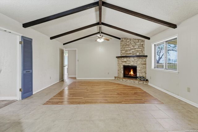 1407 HOSPITAL BLVD, Floresville, TX 78114