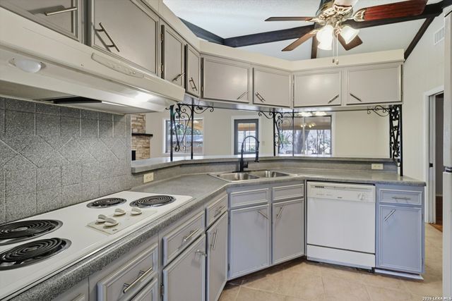 1407 HOSPITAL BLVD, Floresville, TX 78114