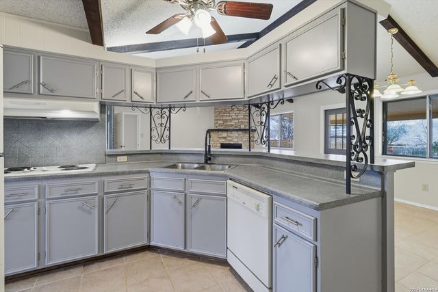 1407 HOSPITAL BLVD, Floresville, TX 78114