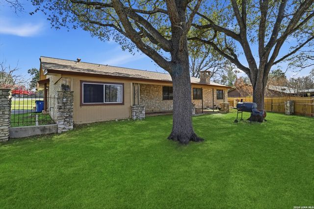 1407 HOSPITAL BLVD, Floresville, TX 78114