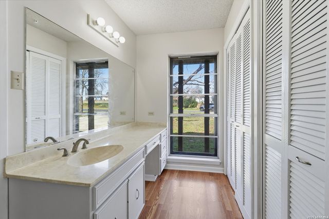 1407 HOSPITAL BLVD, Floresville, TX 78114