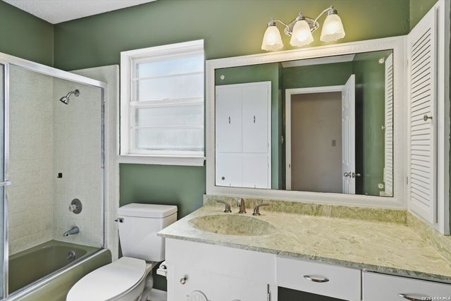 1407 HOSPITAL BLVD, Floresville, TX 78114