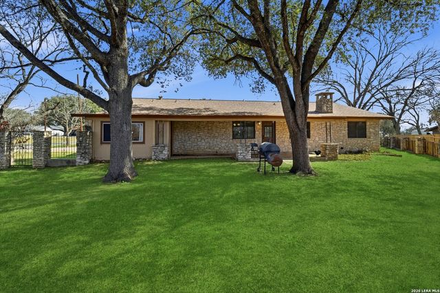 1407 HOSPITAL BLVD, Floresville, TX 78114