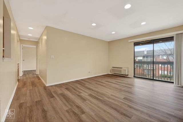 880 N Lakeside Drive 3C, Vernon Hills, IL 60061