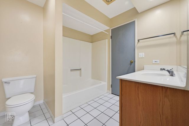 880 N Lakeside Drive 3C, Vernon Hills, IL 60061