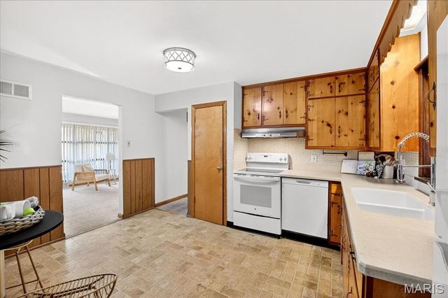 1020 Hawthorn Avenue, St Charles, MO 63301