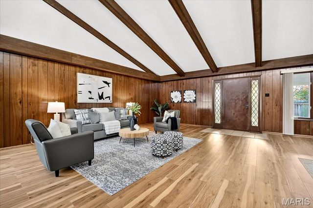 1020 Hawthorn Avenue, St Charles, MO 63301