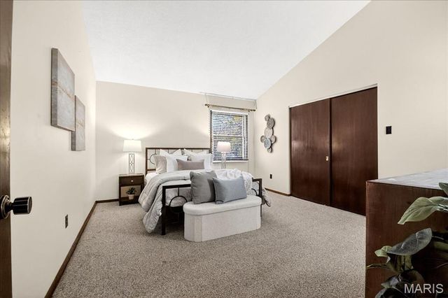 1020 Hawthorn Avenue, St Charles, MO 63301