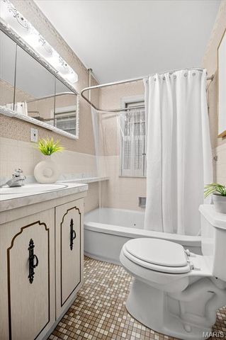 1020 Hawthorn Avenue, St Charles, MO 63301