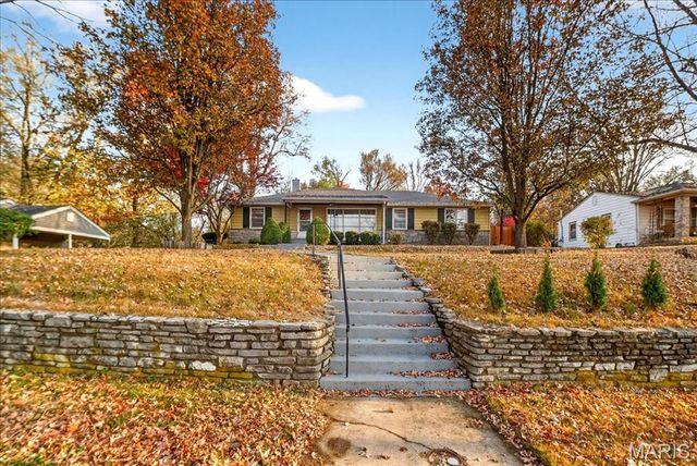 1020 Hawthorn Avenue, St Charles, MO 63301