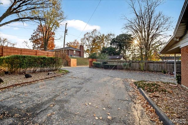 1020 Hawthorn Avenue, St Charles, MO 63301