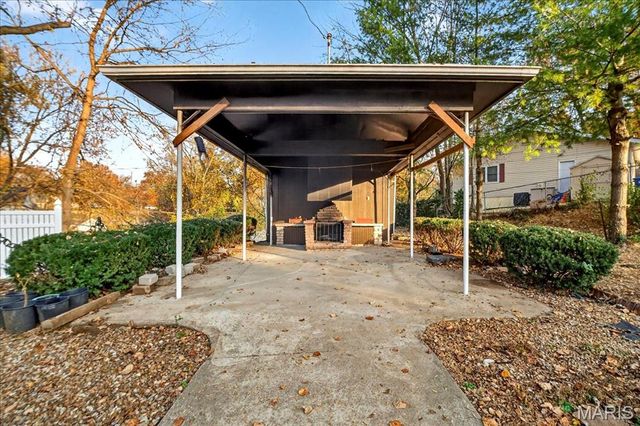 1020 Hawthorn Avenue, St Charles, MO 63301