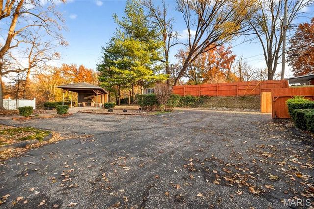 1020 Hawthorn Avenue, St Charles, MO 63301