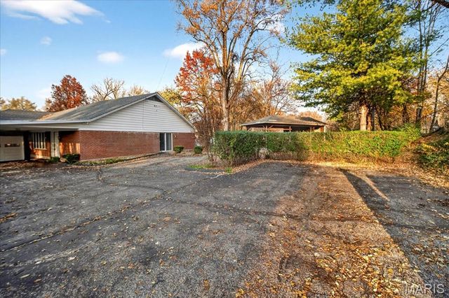 1020 Hawthorn Avenue, St Charles, MO 63301