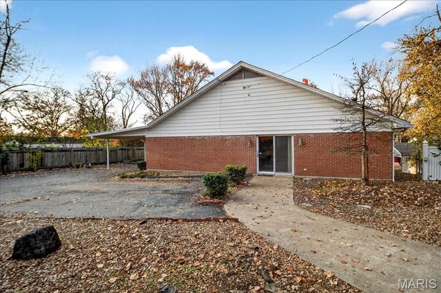 1020 Hawthorn Avenue, St Charles, MO 63301