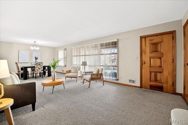 1020 Hawthorn Avenue, St Charles, MO 63301