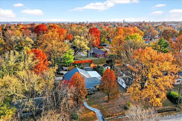 1020 Hawthorn Avenue, St Charles, MO 63301