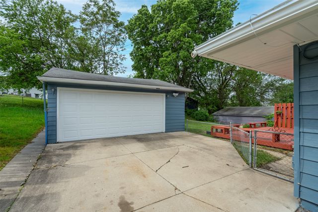 2429 E Tiffin Avenue, Des Moines, IA 50317