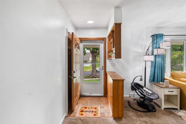 2429 E Tiffin Avenue, Des Moines, IA 50317