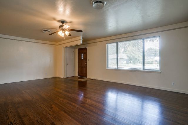 4952 Stadium Drive, Fort Worth, TX 76133