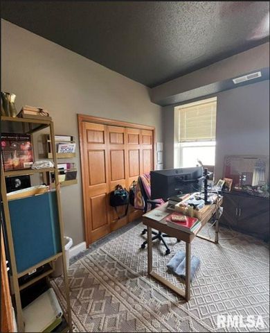 1115 W 3RD Street, Davenport, IA 52802