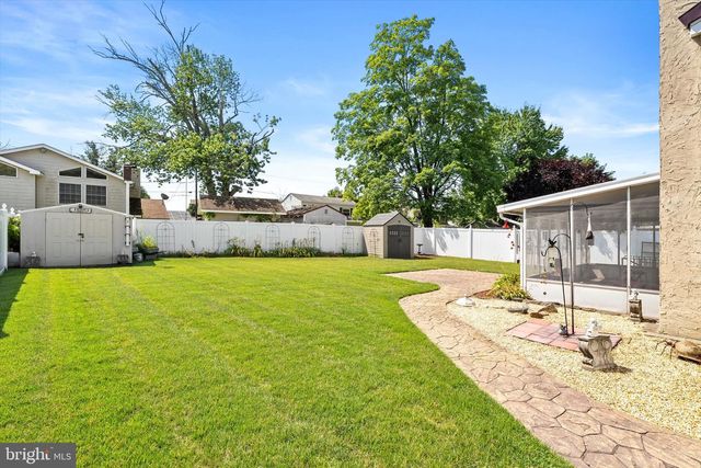 27 LAKEVIEW DR, Hamilton, NJ 08620