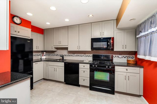 27 LAKEVIEW DR, Hamilton, NJ 08620
