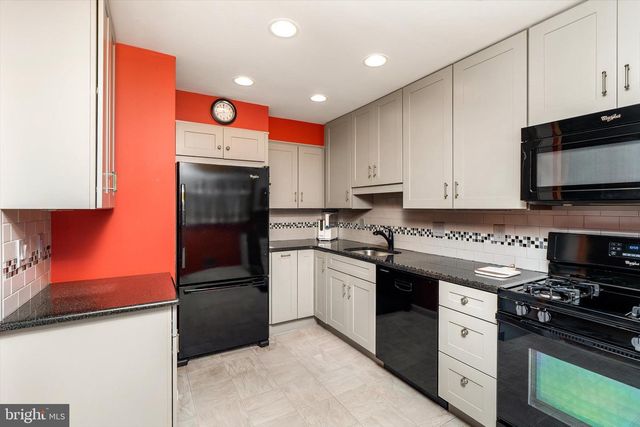 27 LAKEVIEW DR, Hamilton, NJ 08620