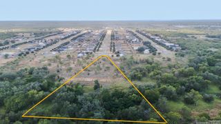 193 E MEDIUM MEADOW DR, Lytle, TX 78052