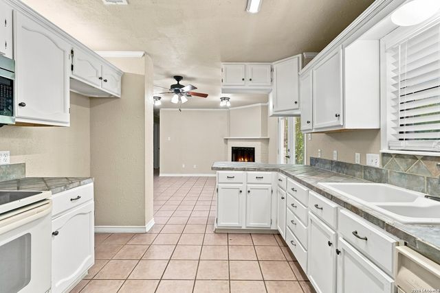 933 Lazy Trl, New Braunfels, TX 78130