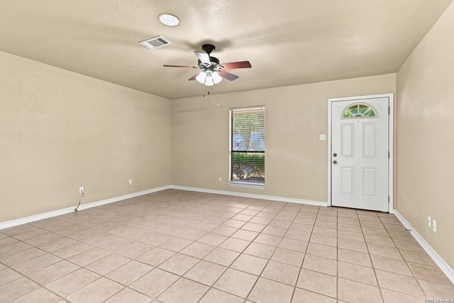933 Lazy Trl, New Braunfels, TX 78130