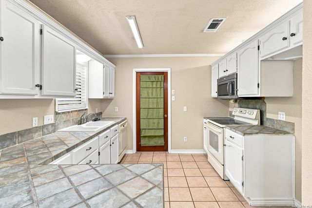 933 Lazy Trl, New Braunfels, TX 78130