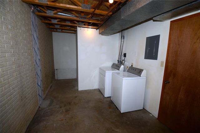 8626 Alpine Drive, Urbandale, IA 50322