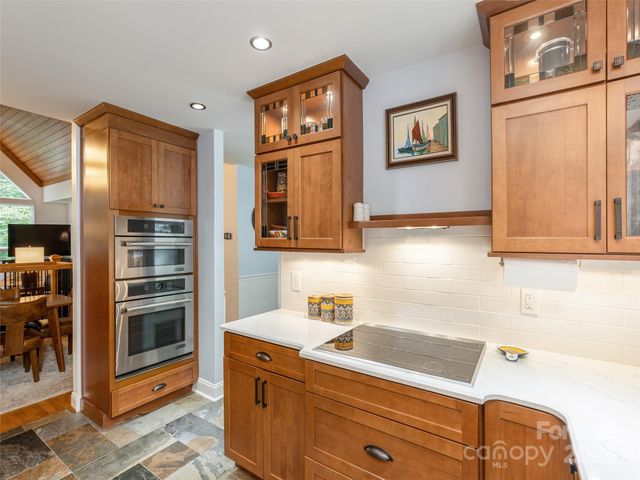 210 Black Oak Lane, Hendersonville, NC 28791