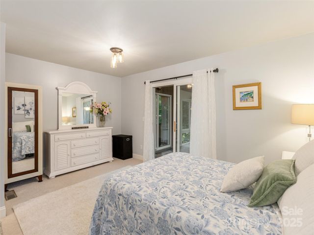 210 Black Oak Lane, Hendersonville, NC 28791