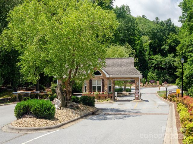 210 Black Oak Lane, Hendersonville, NC 28791