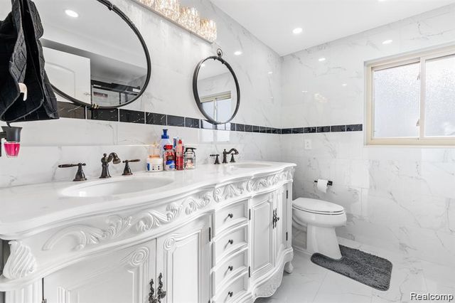 4274 Dickson Drive, Sterling Heights, MI 48310