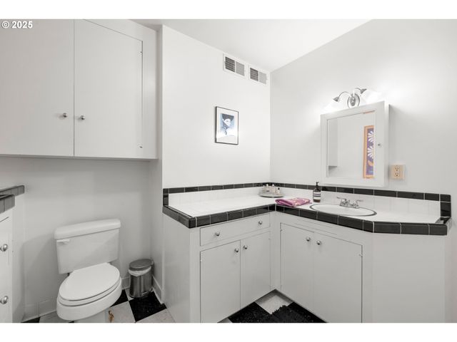 1811 Nw COUCH St 508, Portland, OR 97209