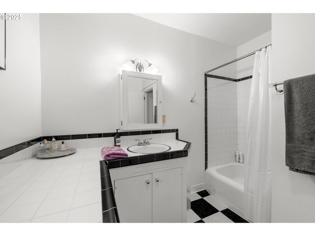 1811 Nw COUCH St 508, Portland, OR 97209