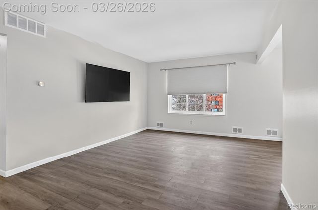 22850 E 9 Mile Road 11, St. Clair Shores, MI 48080