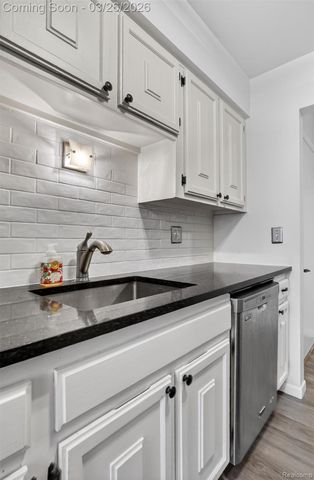 22850 E 9 Mile Road 11, St. Clair Shores, MI 48080