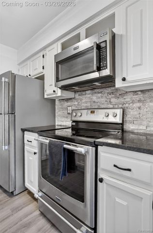 22850 E 9 Mile Road 11, St. Clair Shores, MI 48080