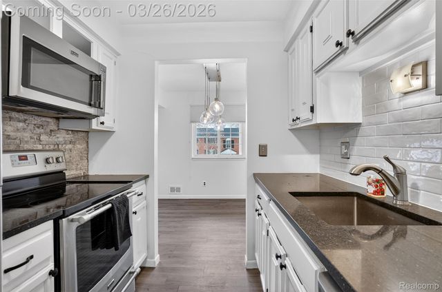 22850 E 9 Mile Road 11, St. Clair Shores, MI 48080