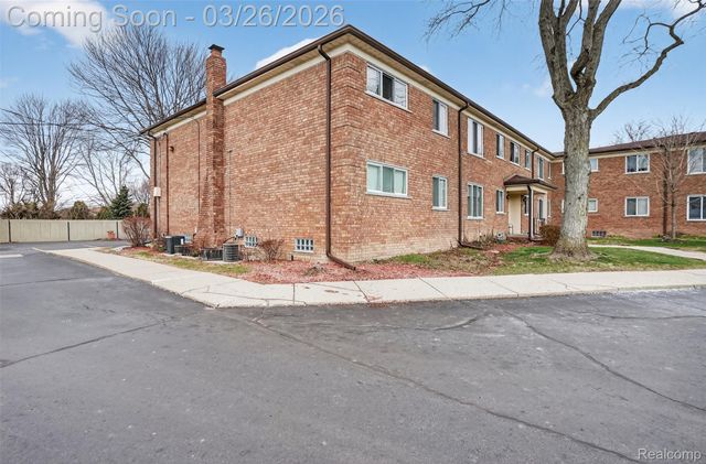 22850 E 9 Mile Road 11, St. Clair Shores, MI 48080